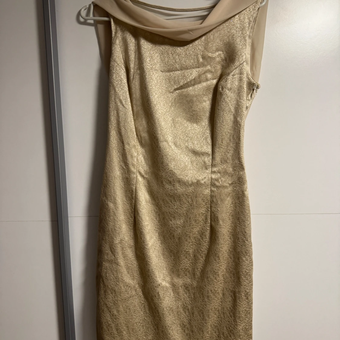 Champagnefärgad kortklänning med paljetter - 1