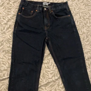 Mörkblå Jeans Straight fit Lager 157 New Classic - Mörkblå jeans från 157 med klassisk femficksdesign och rak passform. Jeansen har kontrastsömmar och en enkel läderpatch bak i midjan.  Materialet är robust denim i bomull. I Väldigt bra skick utan defekter. Storlek 30/30