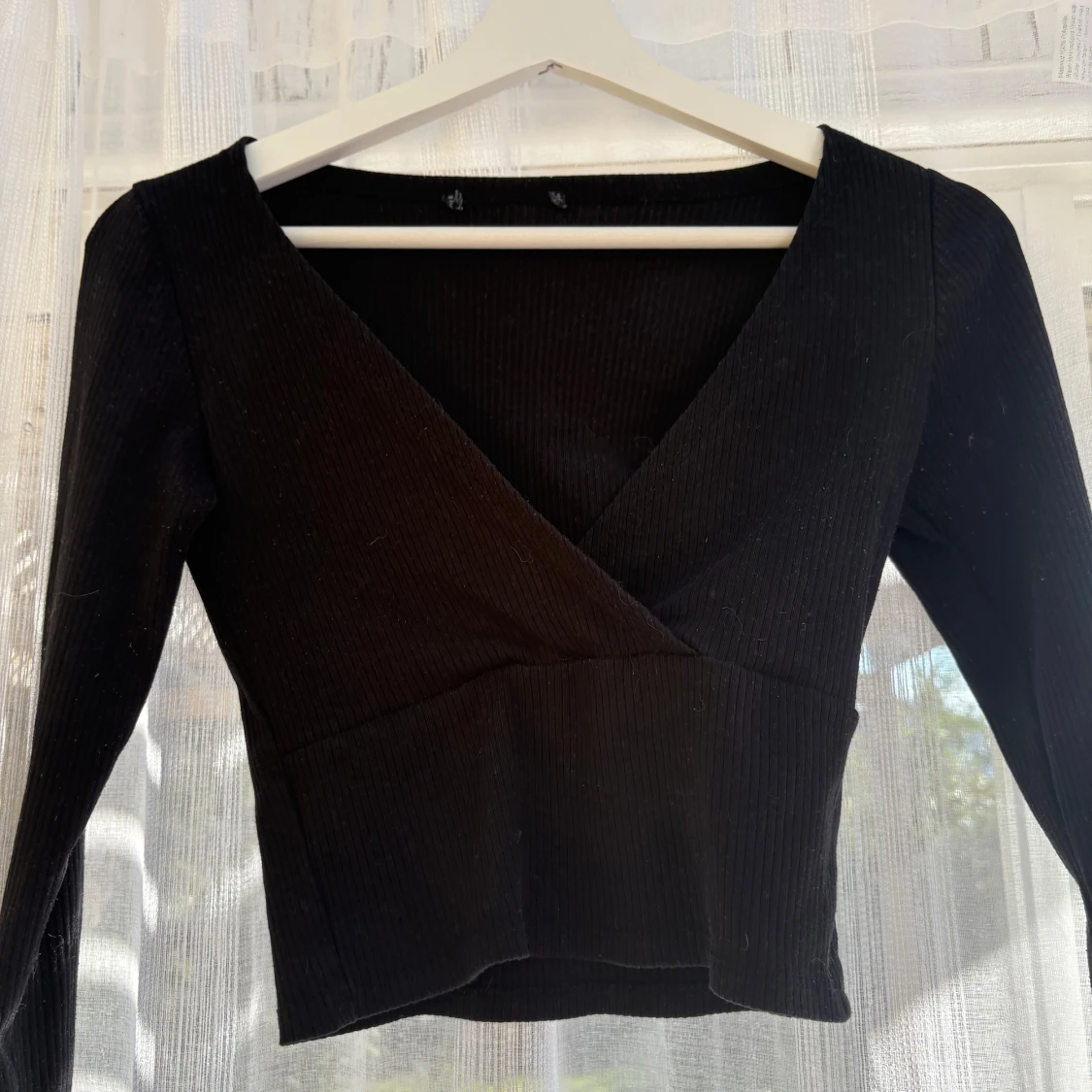 Svart omlottopp med v-ringning