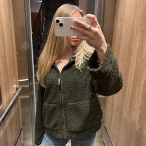 Teddyjacka - !Lånad bild! Mysig teddyjacka från Hm. Perfekt nu till hösten. Storlek M men passar mig som har S🥰 skriv för egna bilder eller vid frågor