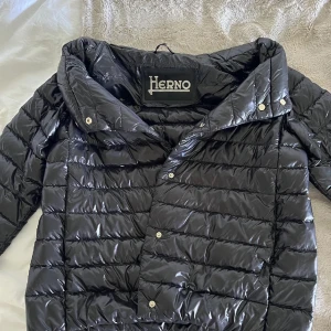 Herno jacka❤️ - Säljer denna as snygga och as populära jackan från Herno❤️ Bra skick, man kan se att den är andvänd❤️ inga hål, slitningar eller missfärgningar❤️ fraktar eller möts upp!
