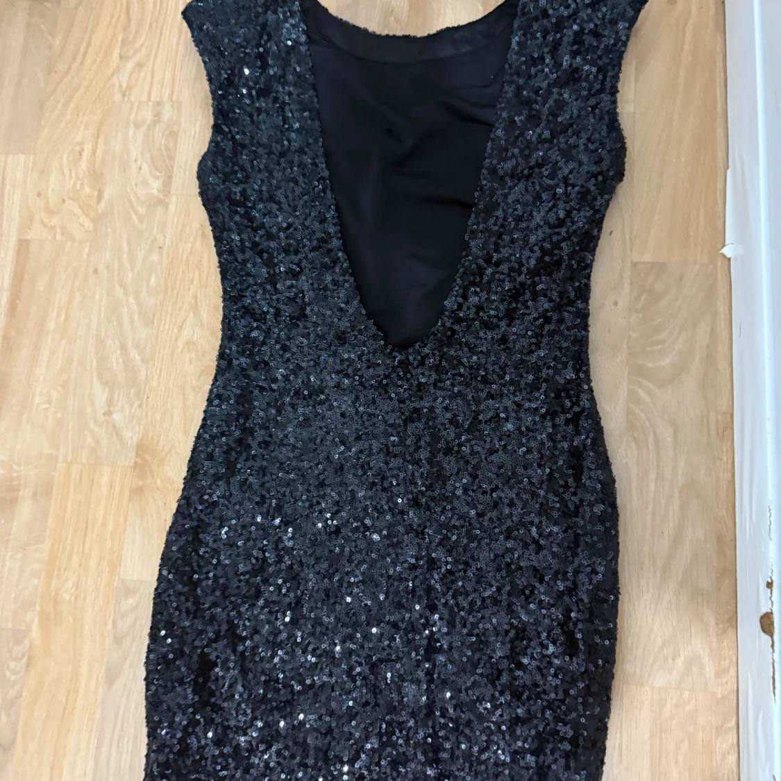 Svart glittrig paljettklänning - 2