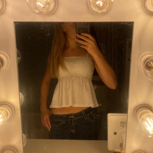 Vit topp från Gina Tricot - Supersöt vit topp från Gina Tricot i storlek XS. Toppen är nästan helt oanvänd och säljs pågrund av att den inte används!💗