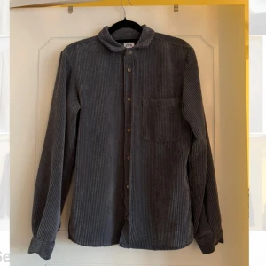 Grå manchesterskjorta från Zara - Säljer en grå manchesterskjorta från Zara. Använd ett fåtal gånger. Väldigt mjuk och skön. Storlek S. Passar S-M dam, S herr. 