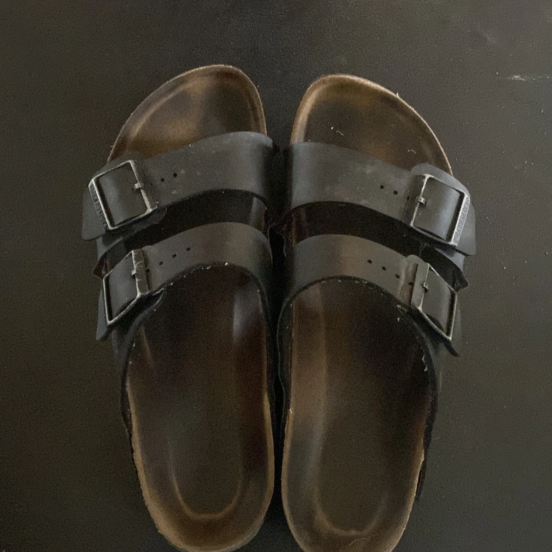 Svarta sandaler med dubbla spännen