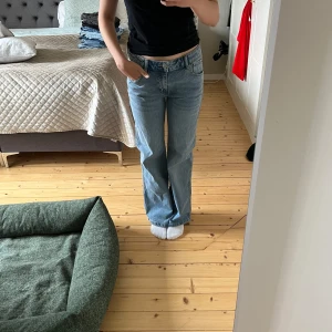 Ljusblå jeans bootcut - Säljer ett par ljusblå lager 157 jeans med klassisk femficksdesign och bootcut-ben. Jeansen har medel hög midja. Hör av dig vid frågor