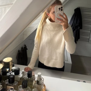 Vit chunky cashmere polotröja - Supermjuk och chunky polotröja i kashmir från soft goat. Köptes för 4495kr i våras, och är i nyskick. Man kan vika ner halsen hur man vill🙏Perfekt nu till hösten🥰
