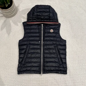 Moncler gilet väst - Säljer denna sjukt snygga moncler GILET västen nu inför hösten. Size 2. 