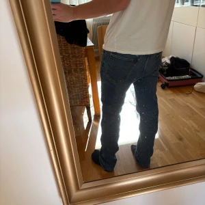 Blå Lee Daren jeans W32 L32 - Säljer ett par klassiska blå Lee Daren jeans i rak modell. 32/32 killen på bilden är 182cm och väger 73 kg