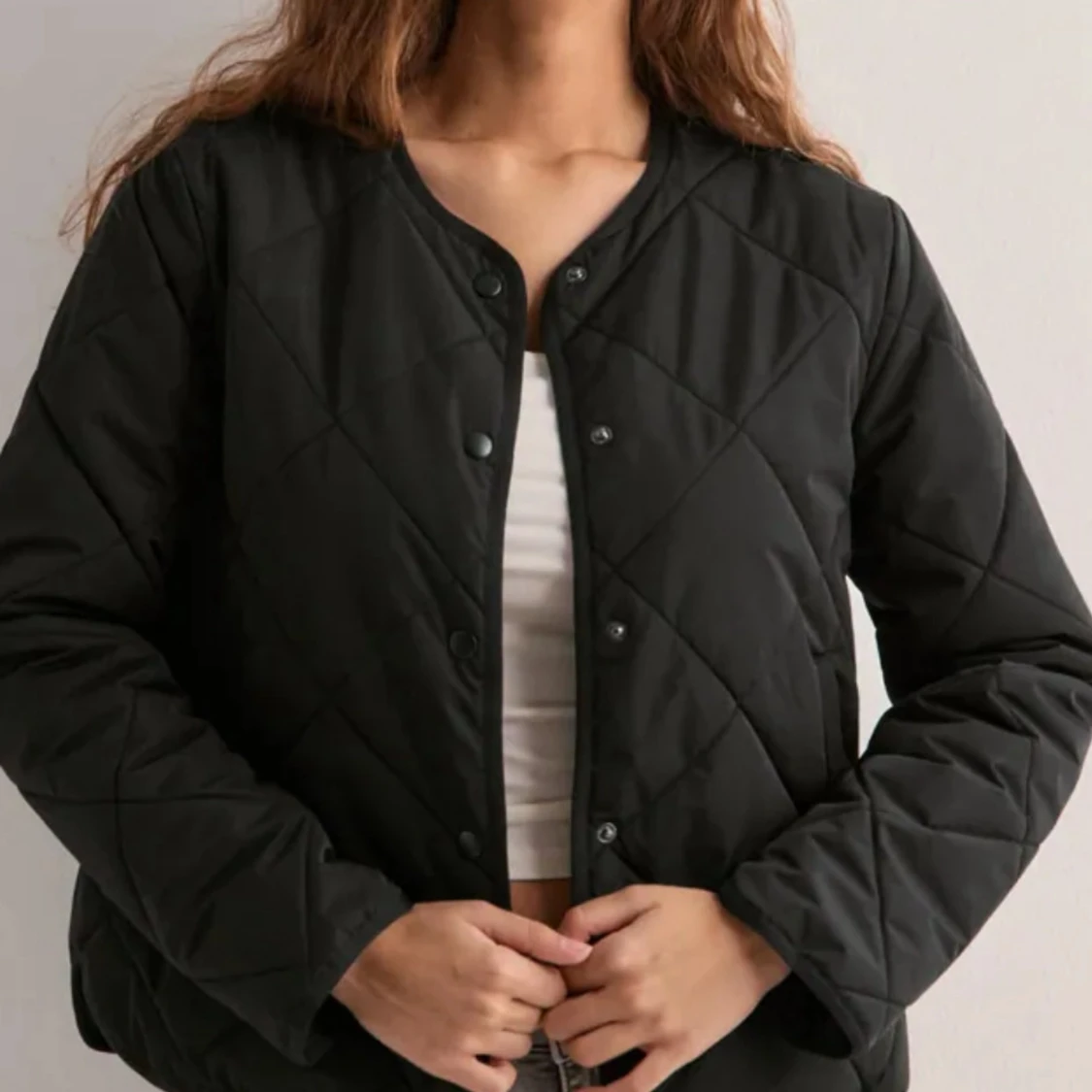 Svart quiltad jacka med tryckknappar - 1