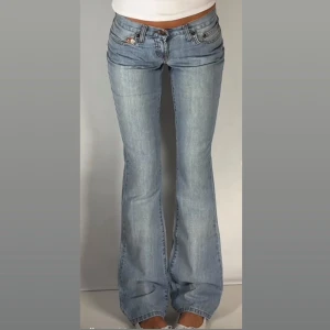 Lågmidjade jeans  - Helt nya lågmidjade vintage jeans med prislappen kvar! Passar storlek xxs-s🩵 Längd 34 och midja 28