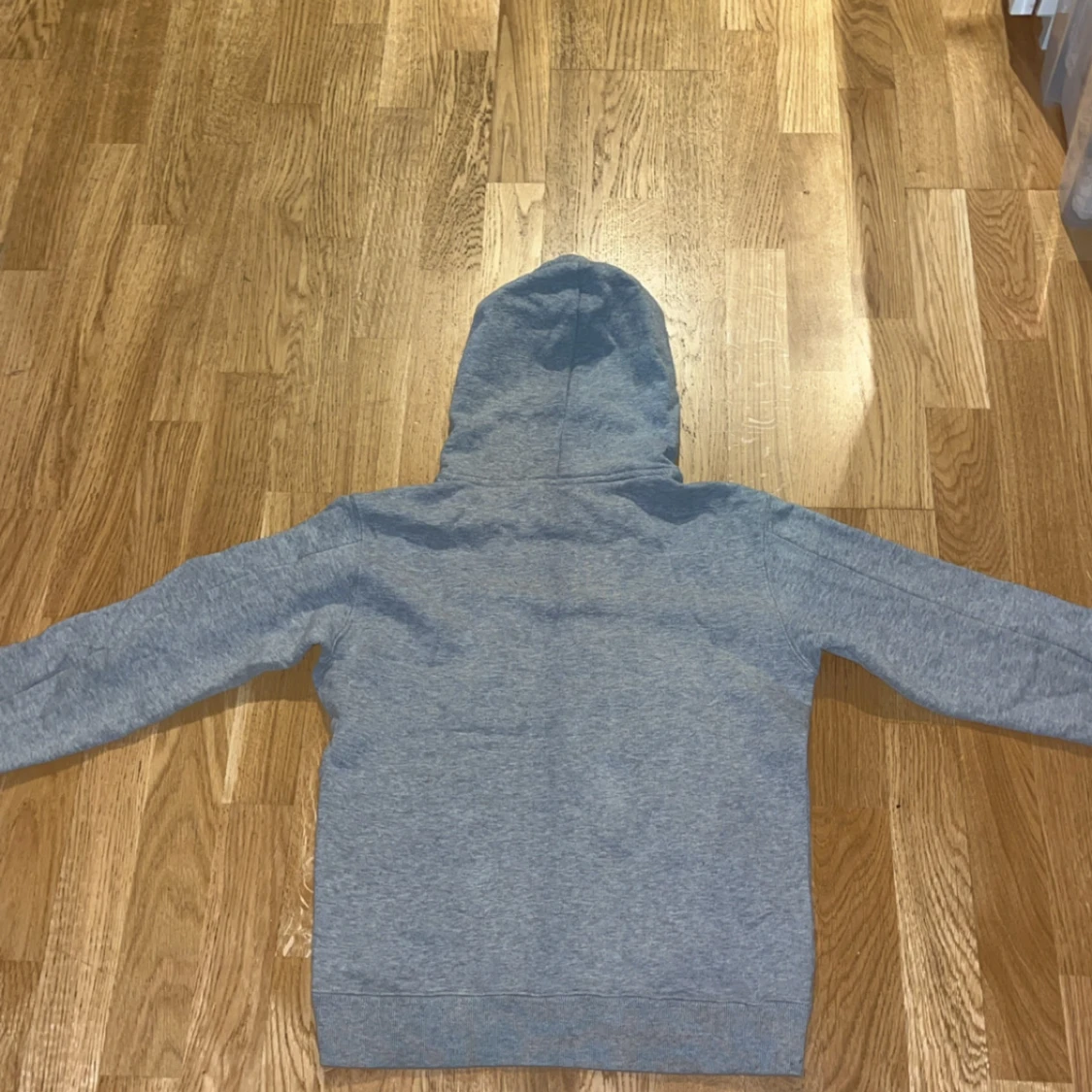 Grå hoodie från C.P. Company - 3