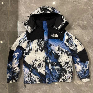 North Face Himalayan Nuptse - 🎨 Färg: Snow Mountain (vit/blå/svart mönstrad) 📏 Storlek: M (herr) ♻️ Skick: Mycket bra, välbevarad och fräsch 🧵 Material: Dunfylld, varm och slitstark med klassisk Nuptse-design 📦 Skickas samma dag vid köp