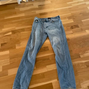 Ray Straight ljusblå jeans 33/34 - Säljer ett par Ray Straight jeans i klassisk ljusblå tvätt. Jeansen har raka ben, fem fickor och traditionell jeanslook. Perfekta för dig som gillar en enkel och tidlös stil. Materialet är slitstarkt denim och passformen är straight fit. Nypris 1499