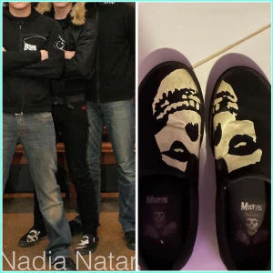 Mikey’s Draven Misfits Slip ons (2000-2005) - Det här Skorna Mikey’s Draven Misfits Slip on shoes. Dr tillverkades i samarbete med punkskoföretaget Draven och Misfits med deras egna designer. Det här är top sneakers från Misfits kollektioner. Dessa specifika skor såldes för ett tag sedan och kan hittas vidaresålda på sajter som Depop och Ebay. Priset beror på skicket, om de fortfarande har originalförpackningen och naturligtvis vilken skostorlek som är populär. Många kända artister har använt de har skorna.