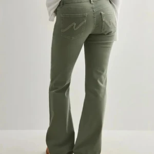 Gröna Nelly jeans - Säljer mina gröna lågmidjade jeans från Nelly. Lite slitna längst ner men inget som syns. Annars är dem som nya