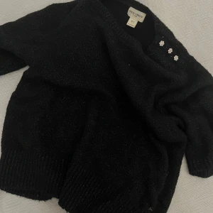 Jättefin stickad  - Superfin stickad glittrig topp 🩷 Bra skick! Fina knappdetaljer på vänster axel. Passar xs-m