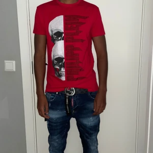 Philipp plein t shirt röd storlek S - Säljer en pp t shirt i storlek S. Helt ny. Fin replika med grym kvalitet. Pris: 650kr. Först till kvarn. Skickas direkt inom 24 timmar.