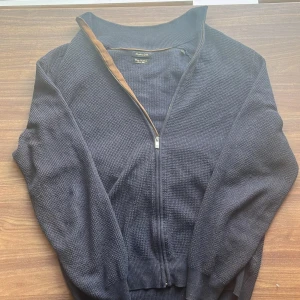 Massimodutti zip up - Säljer denna Massimodutti zipp up i storlek S. Skicket på den är väligt bra, inga hål. Nypris är runt 1000kr Kom vid mer frågor.