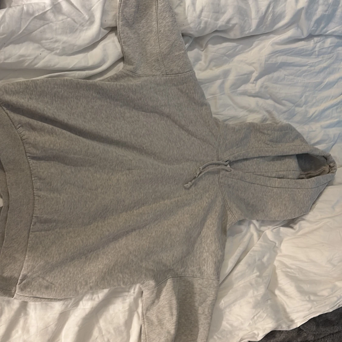 Grå hoodie från H&M med huva - 1
