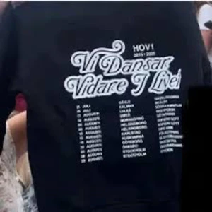 INTRESSEKOLLSvart Hov1 hoodie med turnétryck - INTRESSEKOLL PÅ MIN Svarta hoodie från Hov1 med stort vitt tryck på ryggen: 'Vi Dansar Vidare I Livet' och turnédatum. Perfekt för dig som älskar svensk musik och vill ha en snygg och bekväm tröja med streetkänsla.