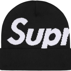 Supreme Big Logo Svart Beanie - Svart mössa från Supreme med stor vit Supreme-logga som sträcker sig runt hela mössan. Klassisk uppvikt kant och mjuk stickad känsla. Tillverkad i bomull och kashmir för extra komfort och streetwear-vibe. Perfekt för dig som vill ha en clean och hype look.
