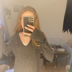 As snygg grå RALPH LAUREN tröja!🫶🫶 - Aldrig använd Mysig grå kabelstickad tröja från Ralph Lauren Sport i 100% lammull. V-ringad modell med lång ärm och klassisk rosa broderad logga på bröstet. Perfekt för alla tillfällen!🙌🙌🙌❤️❤️❤️ postas inom 1-2 dagar! Köpt i new york 