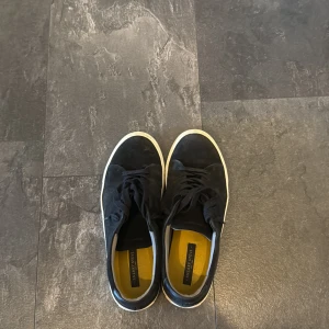 Svarta mockasneakers från Sneaky Steve - Svarta sneakers från Sneaky Steve i mocka med klassisk låg profil och vit platt sula. Nypris 1700 . Perfekta för dig som gillar stilrena och enkla sneakers. Tvättar man de e de som nya