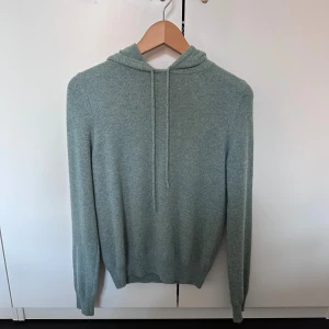 Soft goat Kashmir hoodie  - Super fin soft goat hoodie i en gröngrå färg! Inga defekter, perfekt skick. 