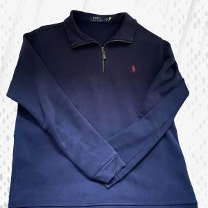 Marinblå quarterzip från Ralph Lauren - Marinblå quarterzip från Ralph Lauren i storlek M. Passar mer som en storlek S. Varsamt använd och mycket fint skick. Nypris: 2195kr. Mitt pris: 349kr