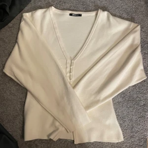 Vit tröja från Gina tricot - En vit trendig tröja från Gina tricot 