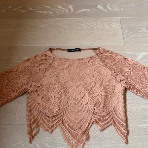 Rosa spetsblus med blommönster - Superfin rosa blus med blommig spets och trekvartsärm. Lappen om storlek är borta men passar nog xs/s.