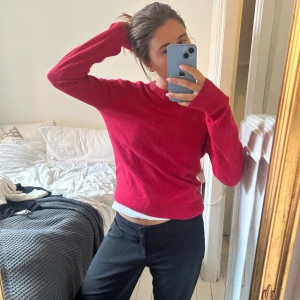 Röd kashmirtröja - supersöt och skön röd kashmirtröja från uniqlo, använd fååtal gånger så typ nyskick😊💕