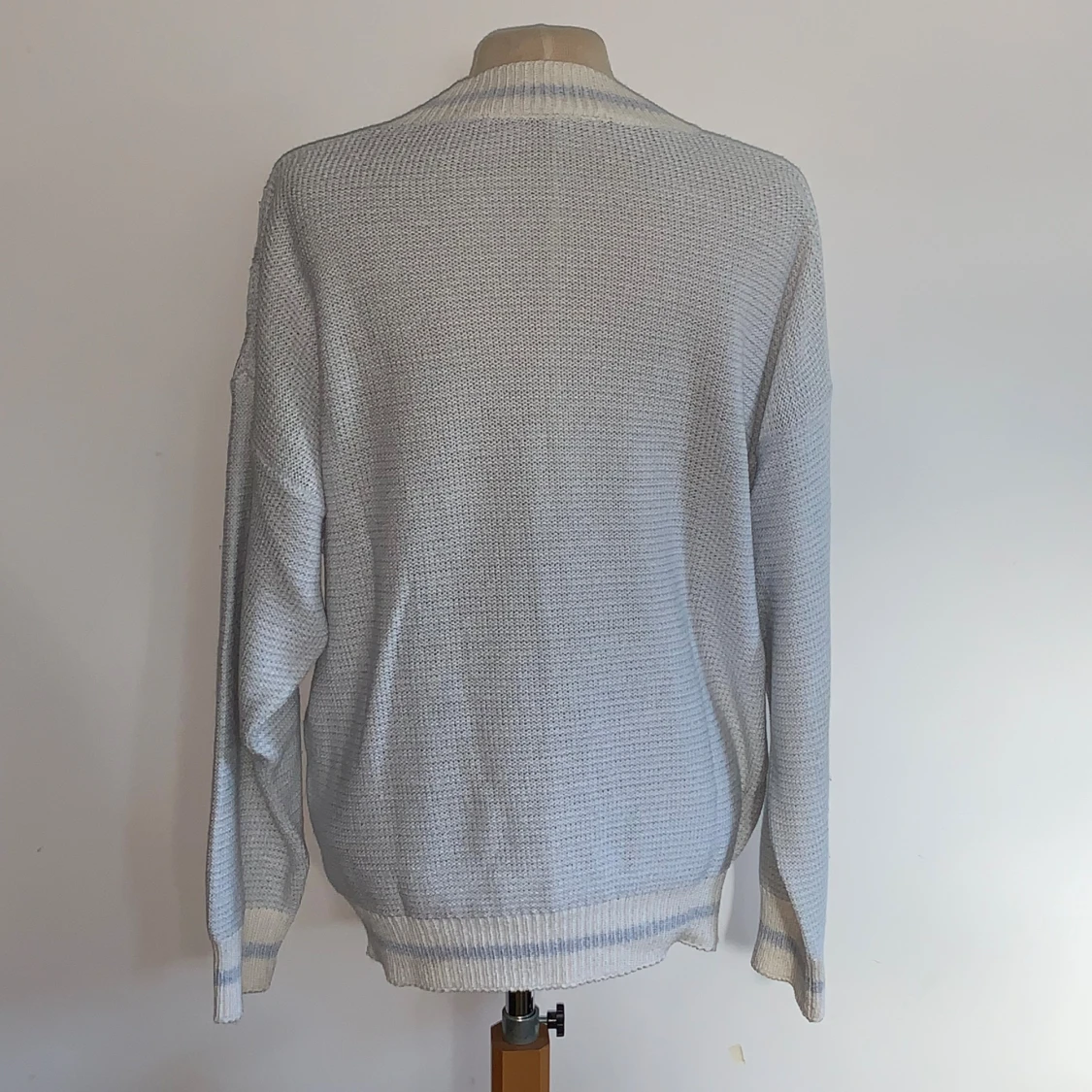 Ljusblå stickad v-ringad tröja - 1