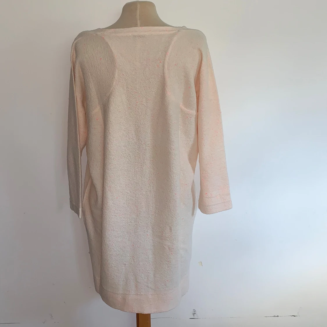 Ljusprickig stickad klänning/lång tröja från bzr - 1