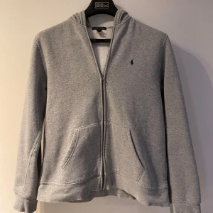 Polo Ralph Lauren hoodie  - Grå Ralph lauren hoodie | skick 8/10 | XL barnstorlek, passar S vuxen storlek | Modellen på bilden är 171cm