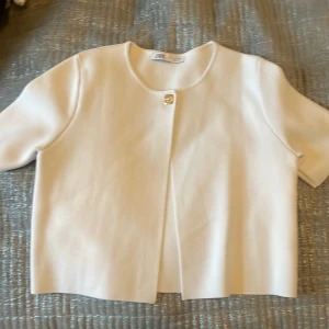 Zara topp - Jätte snygg topp med 1 guldig knapp uppe