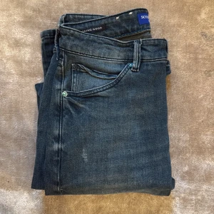  Scotch & Soda Jeans - Snygga mörkblå jeans från Scotch & Soda. Nypris ligger på 1400kr mittpris 499. De är i bra skick Skriv vid funderingar mvh Liam!😁