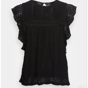 Svart spetsblus Forever New S - Supersöt svart blus från Forever New i storlek S. Blusen är gjord i spets med volangdetaljer längs ärmarna och har en luftig, lite loose passform. Perfekt till jeans eller kjol när du vill känna dig extra fin💞😇 använder inte längre, inget fel på själva tröjan!