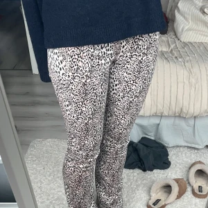 Leopard flare jeans - Mellan långa ben (är 175cm) och lågmidjade