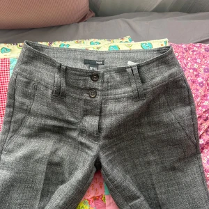 Gråa Lågmidjade kostymbyxor från H&M, stl 36 - Knappt använda då jag har andra… köpta på Plick!!