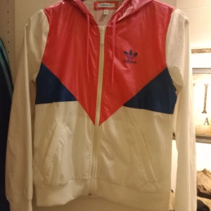 Adidas & Nike hoodies/vindjacka  - Adidas Vindjacka tre färg block,vit,rosa,blå. Str M.pris 200:- Adidas flerfärgad zip tröja med luva str 38,pris 200:- .Rosa Adidas Vindjacka str 38. Pris 170:-