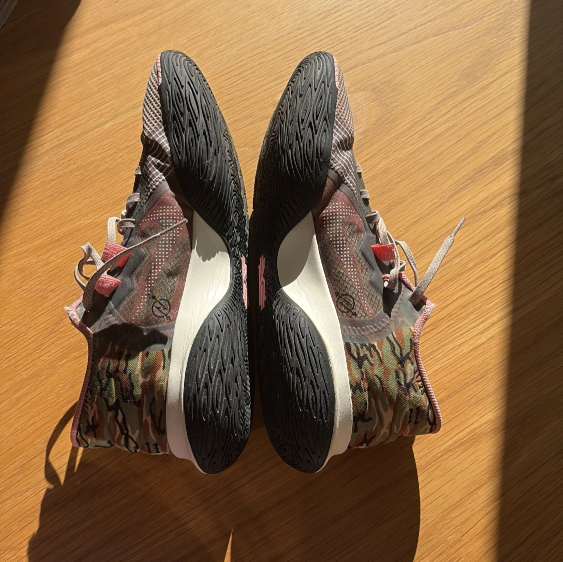 Nike Kyrie basketskor i grått och rosa - 2