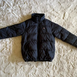 Dickies Puffer Jacka - Svart pufferjacka från Dickies. Haft den länge men sparsamt använd så den är i väldigt bra skick. Säljer den nu då den inte passar så bra på mig.