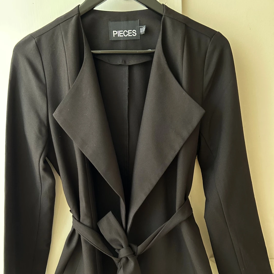 Ny Svart kavajjacka från Pieces