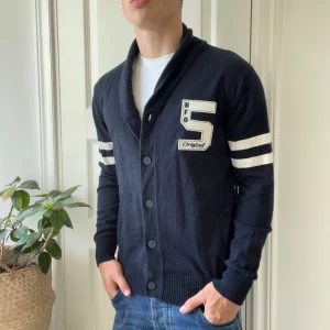 Jack and Jones cardigan S  - Jack and Jones cardigan S, inga defekter. Sjukt snygg! Modellen är 180,75 kg. Kom med frågor 🫶