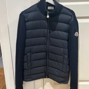 Moncler cardigan  - Tjo. Säljer min moncler tricot cardigan stl M/S använt sparsamt inga defekter osv. Kvitto nfc tags osv finns så jackan är garanterad äkta. Om du har frågor skicka iväg ett Pm. Kan gå ner i pris vid snabb affär tar även byten (Dunder pris!)