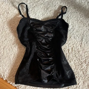 Svart topp med spets - Fin