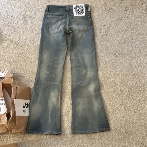 Populära bootcut jeans från Cheap Monday - Säljer ett par populära ljusblå bootcut jeans från Cheap Monday med klassisk femficksdesign och är vintage liknande. Jeansen har normal passform och är tillverkade i bomull. Det är modellen booty bei. Helt nya med prislapp kvar(se bild 3). Säljer pga att de är för små. Skriv om ni har frågor, kan gå ner pris via snabbt köp🥰🥰26/30