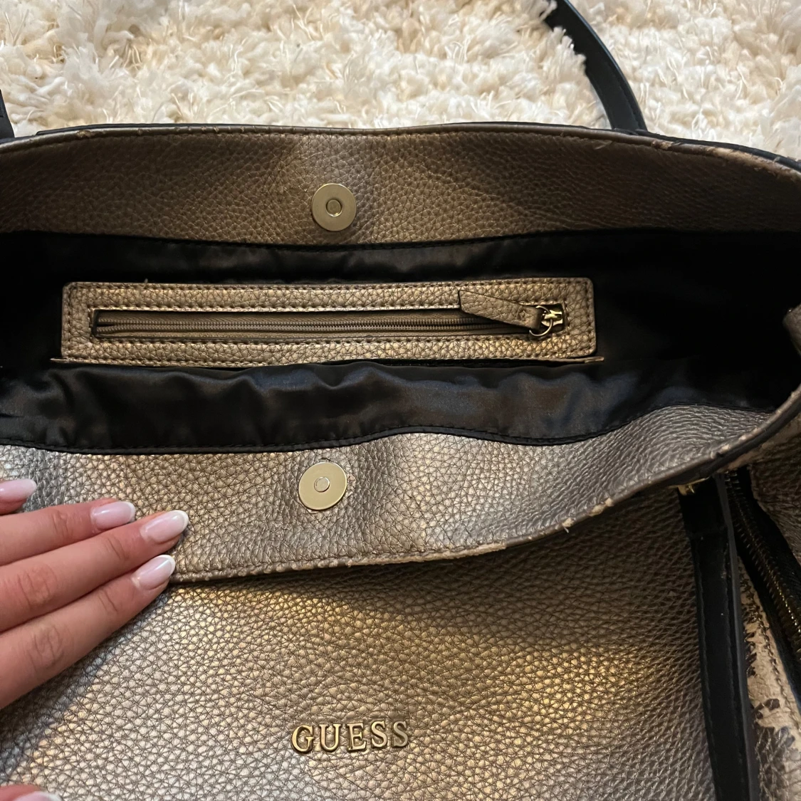 Guess metallic axelväska med dragkedjor - 1